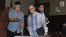 Mantan Kepala BPPN, Syafruddin Arsyad Temenggung (tengah) usai menjalani sidang pembacaan dakwaan di Pengadilan Tipikor Jakarta, Senin (14/5). Syafruddin merupakan tersangka kasus penerbitan SKL dalam BLBI kepada BDNI. (Liputan6.com/Helmi Fithriansyah)
