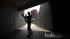 Petinju Indonesia, Daud Yordan melakukan latihan ringan di kawasan pedestrian Singapura jelang melawan petinju Thailand, Campee Phayom di Singapura, Jumat, (24/3/2017). Duel Daud dan Campee bukan partai utama. (Bola.com/Nicklas Hanoatubun)