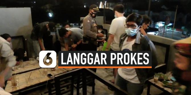 VIDEO: Kelabui Satgas Covid-19, Pemuda Berkerumun di Atas Bangunan Kafe