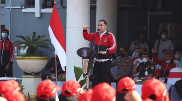 Eri Cahyadi melepas atlet Surabaya yang akan berlaga di Porprov Jatim 2022. (Foto: surabaya.go,id)