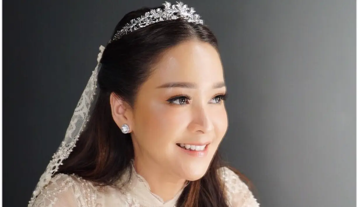 Bahkan, saat menggelar pernikahan pada 29 Oktober 2018 lalu dengan Irwan Mussry, Maia juga memilih menggunakan riasan sederhana. Banyak pula netizen yang menganggap penampilan Maia terlihat cantik dan memesona. (Liputan6.com/IG/@maiaestiantyreal)