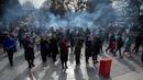 Sejumlah warga berdoa untuk keberuntungan pada hari kelima Tahun Baru Imlek di Yonghegong, atau Kuil Lama di Beijing (9/2). Warga China di seluruh dunia menyambut Tahun Babi pada 5 Februari.  (AFP Photo/Nicolas Asfouri)