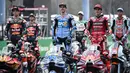 Bertempat di Sirkuit Internasional Chang, Buriram, MotoGP Thailand 2026 menjadi seri pembuka musim yang sudah dinantikan para penggemar balap motor dunia. Tampak dalam foto, (dari kiri ke kanan) Pembalap Spanyol dari Red Bull KTM Factory Racing, Pedro Acosta; pembalap Spanyol dari BK8 Gresini Racing, Alex Marquez; dan pembalap Spanyol dari Ducati Lenovo Team, Marc Marquez, berdiri di atas motor saat sesi foto grup di Sirkuit Internasional Buriram, Thailand pada Kamis 26 Februari 2026. (Lillian SUWANRUMPHA/AFP)