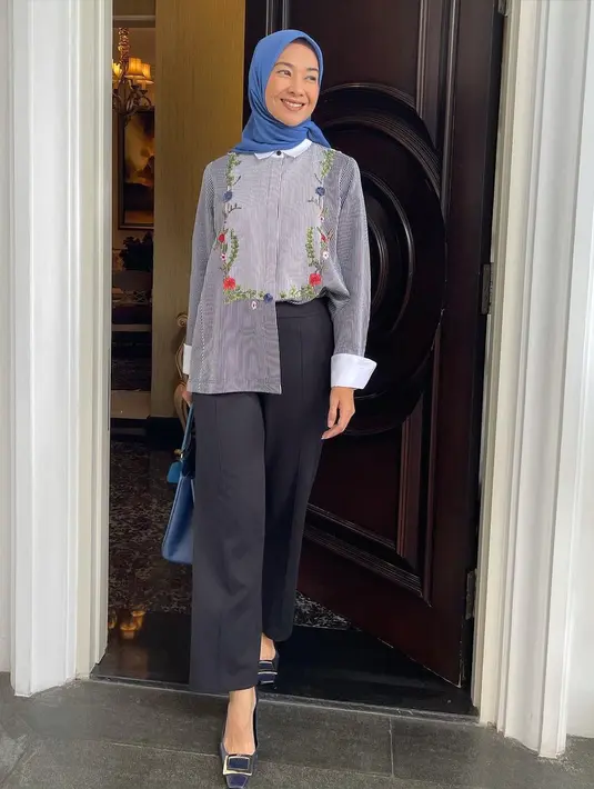 Presenter senior Alya Rohali juga menyelesaikan pendidikan S3. Puteri Indonesia 1996 itu sebelumnya mengambil double degree untuk jenjang S2. Lulus sarjana hukum dari Universitas Trisakti dan melanjutkan program Magister Hukum dan Magister Kenotariatan di UI. Alya melanjutkan kuliah S3 bidang Kenotariatan di UI. [Instagram/arohali]