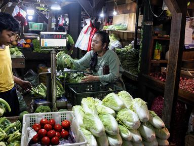 Warga berbelanja bahan kebutuhan pangan di Pasar Senen, Jakarta, Selasa (21/1/2025). (Liputan6.com/Angga Yuniar)