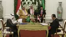 Menteri Perhubungan Budi Karya Sumadi (kiri) menandatangani kerjasama dengan pejabat Arab Saudi disaksikan oleh Presiden Jokowi dan Raja Arab Salman bin Abdulaziz Al-Saud di Istana Bogor, Jawa Barat, Rabu (1/3). (Liputan6.com/Angga Yuniar)