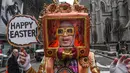 Seorang pria mengenakan kostum berpose saat mengikuti parade Paskah tahunan di sepanjang 5th Ave di New York City (4/1). Parade Paskah ini dimulai pada pukul 10 pagi sampai dengan pukul 4 sore di hari Minggu Paskah. (Stephanie Keith / Getty Images / AFP)