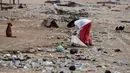<p>Untuk nengantisipasi sampah kiriman ke pesisir pantai kawasan Badung, Anak Agung Gede Agung Dalem menerangkan pihaknya sudah meminta warga dan masyarakat di daerah-daerah hulu agar tidak membuang sampah sembarangan dan mengurangi penggunaan benda yang akan menjadi sampah. (SONNY TUMBELAKA/AFP)</p>