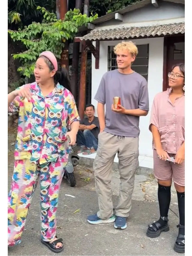 6 Potret Denise Chariesta Dikunjungi Keluarga Uya Kuya, Cinta Ajak Sang Pacar