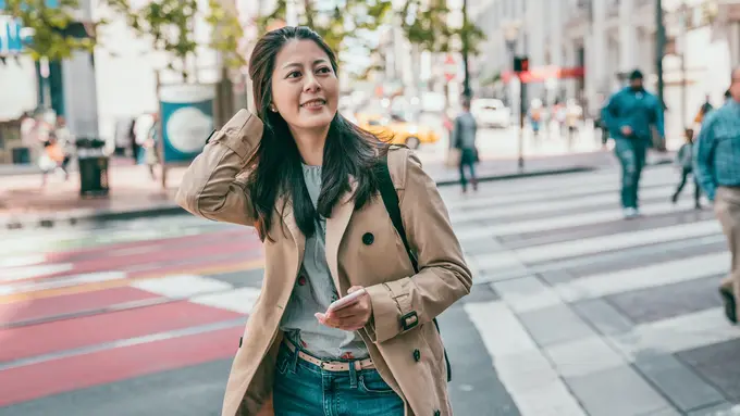 wanita april charming