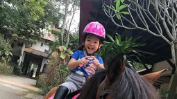 Awal mula kesukaan Thalia Putri Onsu dengan berkuda ini berawal sejak ia masih umur 2 tahun dan sangat menyukai kuda. (Liputan6.com/IG/@thaliaputrionsu)