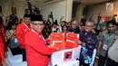 Sekjen PDI Perjuangan Hasto Kristiyanto (kiri) menyerahkan berkas pendaftaran partai kepada Ketua KPU Arief Budiman (kanan), di Gedung KPU, Jakarta, Rabu (11/10). PDI Perjuangan secara resmi mendaftar sebagai peserta Pemilu 2019 (Liputan6.com/Johan Tallo)