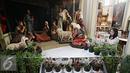 Petugas menata diorama kelahiran Yesus Kristus di Gereja Katedral, Jakarta, Rabu (23/12). Jelang perayaan Natal, Gereja Katedral mulai berhias dengan berbagai ornamen, salah satunya diorama kelahiran Yesus Kristus. (Liputan6.com/Immanuel Antonius)