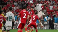 Keunggulan Indonesia tidak bertahan lama, Arab Saudi bangkit dan menutup babak pertama dengan skor 2-1. Tampak dalam foto, Feras Albrikan dari Arab Saudi (kanan) menyundul bola pada pertandingan pertama Grup B Putaran 4 Kualifikasi Piala Dunia 2026 zona Asia melawan Indonesia di Stadion Alinma Bank, King Abdullah Sports City, Jeddah, Arab Saudi, Rabu 8 Oktober 2025 waktu setempat atau Kamis (9/10/2025) dini hari WIB. (AP Photo)