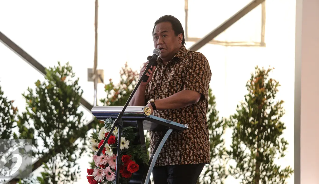 Mendag, Rachmat Gobel memberikan kata sambutan saat membuka pasar murah di Kemendag, Jakarta, Kamis, (25/6/2015). Pasar murah yang diadakan hingga 10 Juli menyediakan berbagai barang untuk kebutuhan mikro menengah. (Liputan6.com/Faizal Fanani)