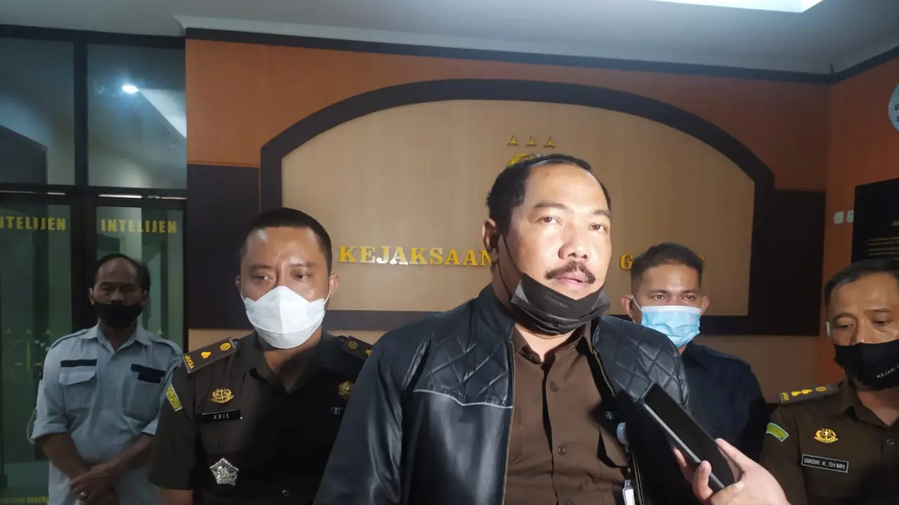 Kajari Garut Sugeng Hariadi, didampingi Kasi Intel Slamet Hariyadi dan Kasi Pidum Hariyadi, menyampaikan penjelasan di depan wartawan ihwal penangkapan bekas Kadispora Garut, Kuswendi, Senin malam.