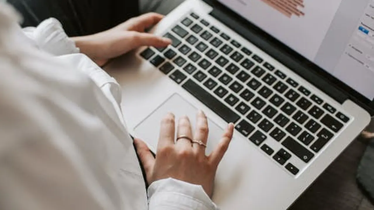 Layar Laptop Tertekan Keras