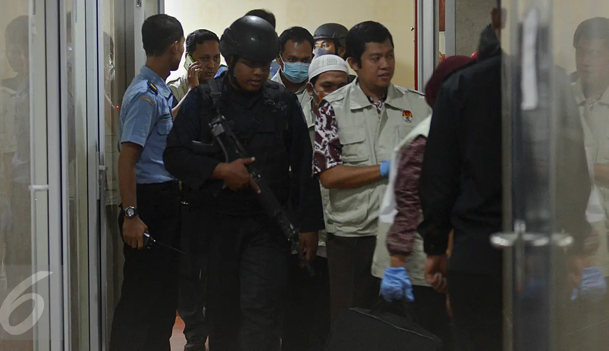Penyidik KPK menggeledah ruangan 0621 milik Damayanti Wisnu Putranti di Gedung Nusantara I, Senayan, Jakarta, Kamis (14/1/2016). Damayanti diduga melakukan suap dalam pengamanan proyek Kementerian PUPR pada APBN 2016. (Liputan6.com/Johan Tallo) 