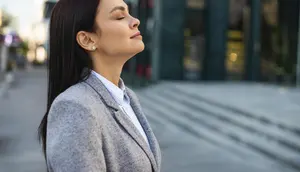 8 Pola Pikir yang Dimiliki Orang Tenang saat Menghadapi Masalah, Tetap Jernih di Bawah Tekanan
