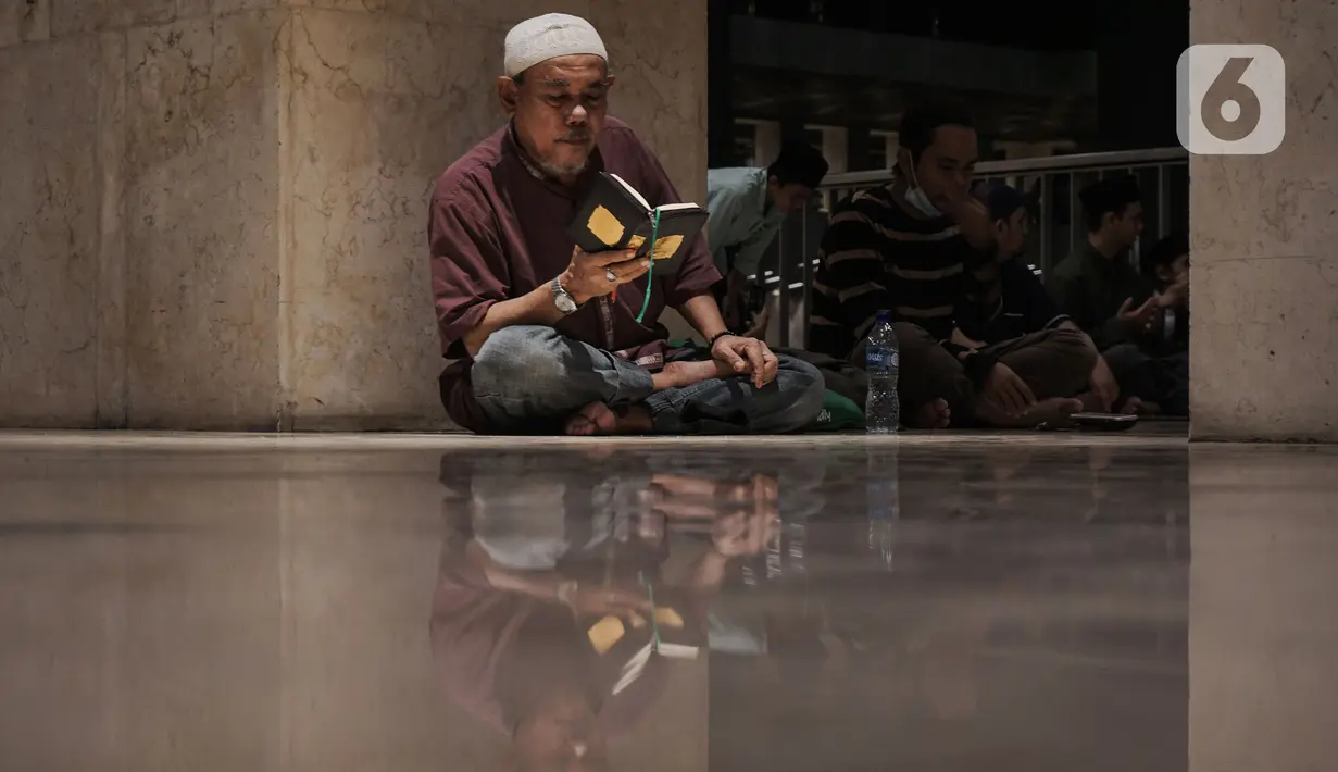Malam lailatul qadar diketahui sebagai malam yang penuh berkah. Beribadah pada malam ini dianggap lebih baik daripada beribadah di malam lainnya, sekalipun selama seribu bulan. (merdeka.com/Nanda F. Ibrahim)