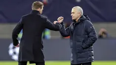 Pelatih Tottenham Hotspur, Jose Mourinho dan pelatih RB Leipzig Julian Nagelsmann menyentuh lengan mereka alih-alih berjabat tangan karena virus corona usai pertandingan leg kedua babak 16 besar Liga Champions di Red Bull Arena, Jerman (10/3/2020). (AP Photo/Michael Sohn)