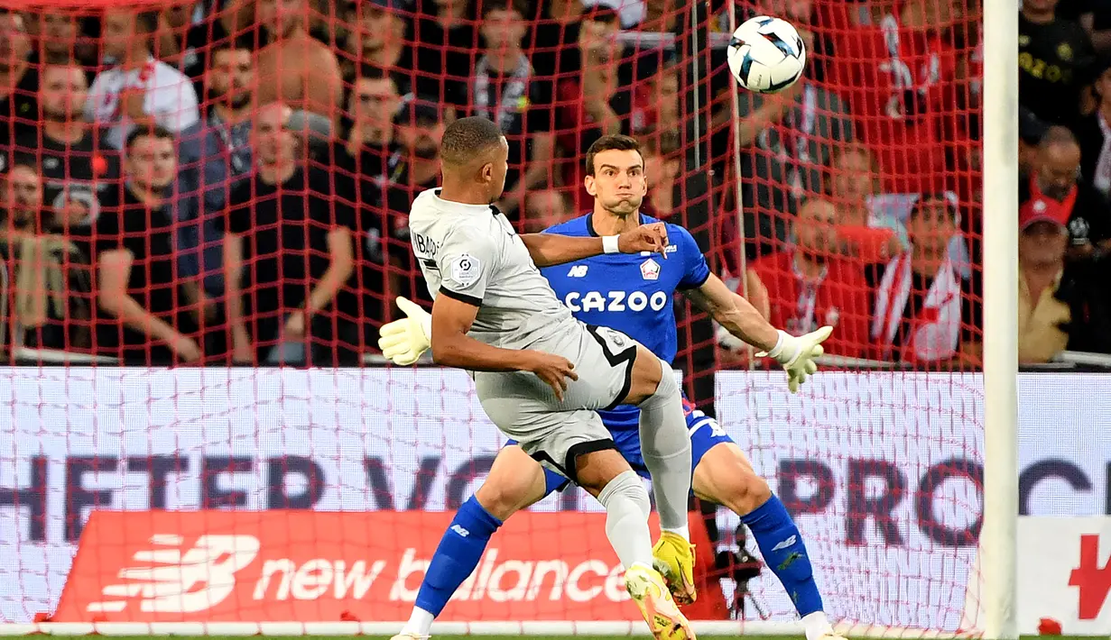Kylian Mbappe. Striker Prancis berusia 23 tahun yang sejak awal musim 2018/2019 membela PSG ini baru saja menyamai rekor gol tercepat dalam 8 detik sejak kickoff di Liga Prancis yang sebelumnya dibuat Michel Rio (FC Caen) pada musim 1991/1992. Mbappe melakukannya saat laga PSG menghadapi tuan rumah LOSC Lille di pekan ke-3 Liga Prancis musim 2022/2023 (21/8/2022). Laga pun akhirnya dimenangkan PSG dngan skor telak 7-1. (AFP/Denis Charlet)
