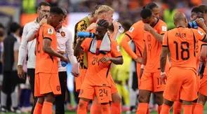 Crysencio Summerville #24 dari Timnas Belanda minum saat istirahat minum (hydration break) dalam pertandingan Grup F Piala Dunia 2026 antara Belanda dan Jepang di Stadion Dallas pada 15 Juni 2026 di Arlington, Texas. (Michael Steele/Getty Images via AFP)
