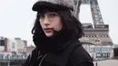 Menggunakan topi baret bewarna abu-abu dan kacamata, gaya busana Tatjana saat berlibur ke Menara Eiffel, Perancis ini bak warga asli Perancis.  (Liputan6.com/IG/tatjanasaphira)