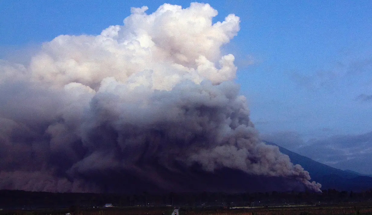 Gunung Semeru memuntahkan asap dan abu, Lumajang, Jawa Timur, Indonesia, Minggu (4/12/2022). Guguran awan panas Gunung Semeru berlangsung hingga pagi tadi dengan jarak luncur mencapai 7 kilometer dari puncak ke arah Besuk Kobokan. (Agus Harianto/AFP)