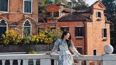 Sudah berada di Italia sejak satu minggu belakangan untuk mengadiri acara gadget, kini Beby Tsabina mengisi waktu luangnya sambil jalan-jalan ke Kota Terapung yang paling terkenal di dunia yaitu Kota Venesia. Berlatar belakang pemandangan bangunan-bangunan indah, penampilan Beby Tsabina ini menuai banyak pujian.  (Liputan6.com/IG/@bebytsabina)