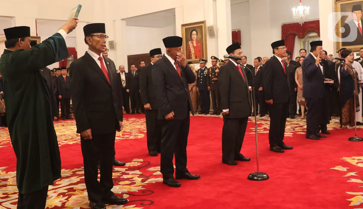 Anggota Dewan Pertimbangan Presiden (Wantimpres) diambil sumpahnya saat dilantik di Istana Negara, Jakarta, Jumat (13/12/2019). Presiden Joko Widodo atau Jokowi resmi melantik sembilan anggota Wantimpres. (Liputan6.com/Angga Yuniar)