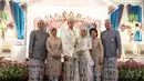 Fedi Nuril dan Vanny Widyasasti berfoto bersama kedua orangtua dari masing-masing pihak. Uki, kakak pertama dari Fedi Nuril menjadi wakil menggantikan posisi mendiang ayahnya. (Nurwahyunan/Bintang.com)