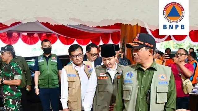 Kepala Badan Nasional Penanggulangan Bencana (BNPB) Letjen TNI Suharyanto bersama Gusti Ega meninjau lokasi terdampak banjir Trenggalek