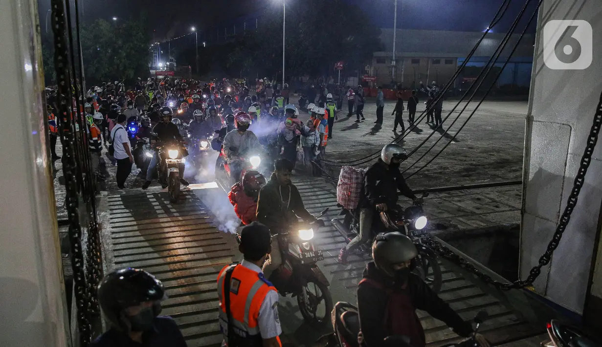 Berdasarkan penuturan petugas di lokasi, jumlah pemudik sejak pagi ini telah mengalami peningkatan. (Liputan6.com/Faizal Fanani)