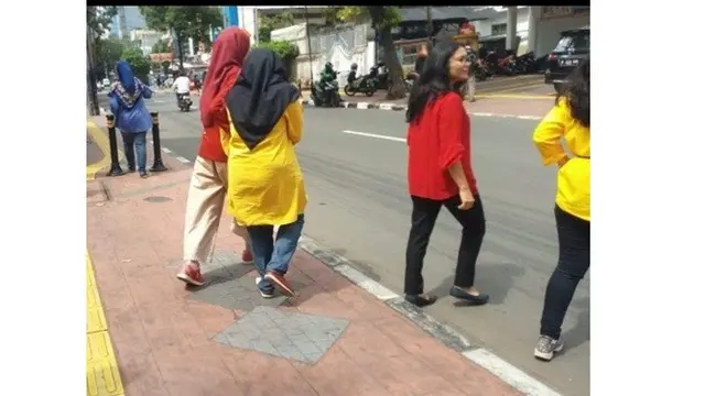 8 Momen Orang Enggak Sengaja Ketemu 'Kembarannya' Ini Bikin Senyum Geli
