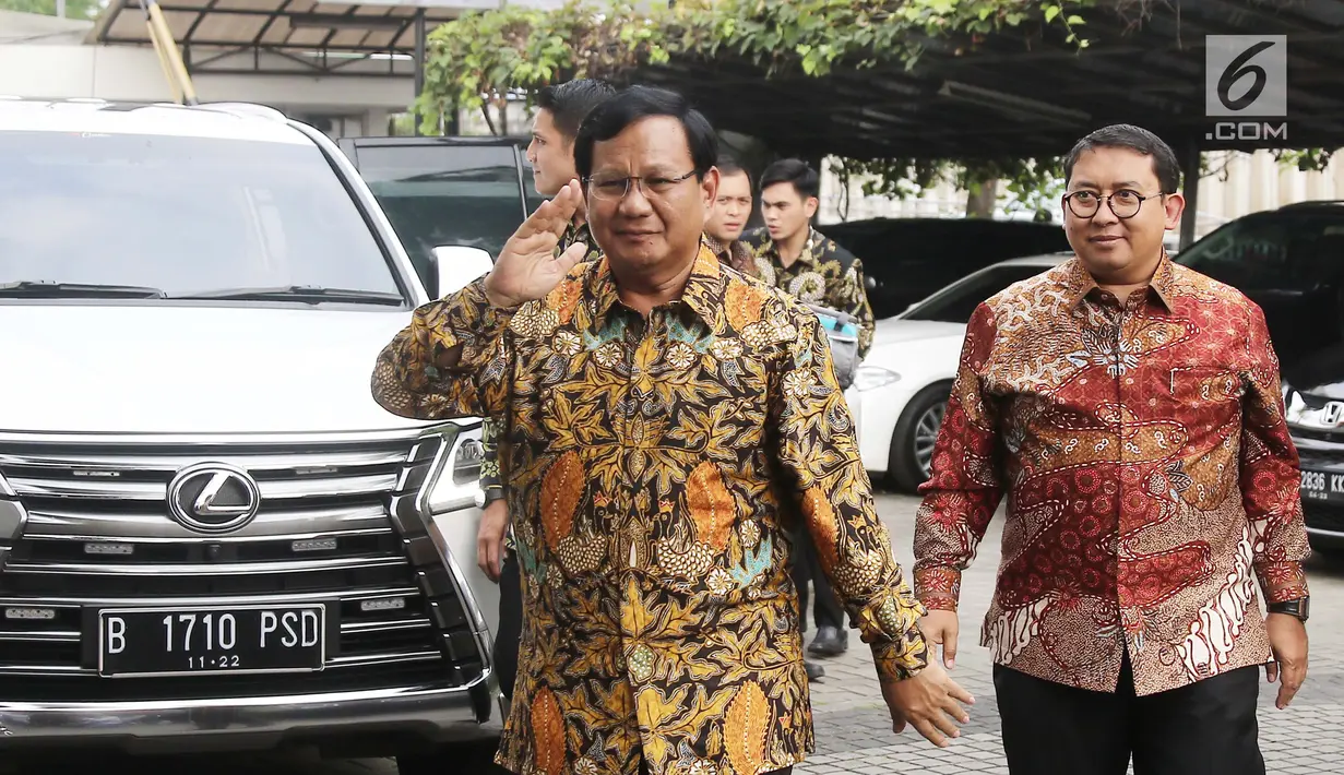 Ketua Umum Partai Gerindra Prabowo Subianto (kiri) saat tiba di Kantor DPP PKS, Jakarta, Senin (30/7). Kunjungan Prabowo ke DPP PKS untuk membahas hasil pertemuannya dengan Partai Demokrat. (Liputan6.com/Herman Zakharia)