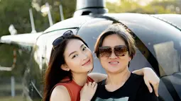 Natasha Wilona mengajak ibunya naik helikopter. Sebelum naik, keduanya berpose dengan latar pesawat terbang tersebut. (Foto: Instagram/@natashawilona12)