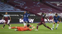 Kiper Chelsea Kepa Arrizabalaga berusaha mengehentikan bola yang dibawa pemain West Ham United Michail Antonio pada pertandingan Premier League di London Stadium, London, Inggris, Rabu (1/7/2020). West Ham United mengalahkan Chelsea 3-2. (Michael Regan/Pool via AP)