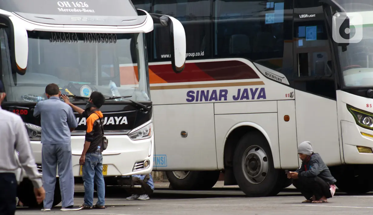 Bus AKAP terparkir di Terminal Kampung Rambutan Jakarta, Senin (30/3/2020). Untuk mencegah penyebaran virus Corona COVID-19, Dishub Pemprov DKI Jakarta menghentikan sementara layanan Bus Antar Kota Antar Provinsi pertanggal 30 Maret 2020 pukul 18.00 WIB. (Liputan6.com/Helmi Fithriansyah)