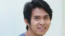 Vokalis Cakra Khan (23), baru-baru ini menyabet penghargaan Kolaborasi Terbaik (Artist) versi Anugerah Planet Muzik 2015, berkat lagu 'Seluruh Cinta'. (Galih W. Satria/Bintang.com)