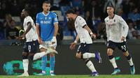 Penyerang Bologna, Jonathan Rowe, merayakan gol setelah menjebol gawang Napoli dalam laga giornata 36 Serie A Liga Italia di Diego Armando Maradona Stadium, Selasa (12/5/2026) dini hari WIB. Bologna menang 3-2 dalam lawatan ke markas Napoli itu. (CARLO HERMANN / AFP)