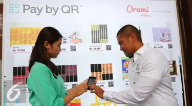 CEO Dimo Pay Indonesia Brata Rafly (kanan) mengajarkan penggunaan QR Store saat Dimo Pop Up Market di Jakarta, Selasa (26/4). Dimo Pay Indonesia, startup mobile payment, memperkenalkan solusi pembayaran digital Pay by QR. (Liputan6.com/Angga Yuniar)