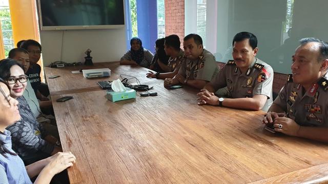 Kepala Biro Penerangan Masyarakat (Karo Penmas) Divisi Humas Polri, Dedi Prasetyo bersama jajarannya saat mengunjungi Redaksi Liputan6.com, Rabu (23/1/2019). (Liputan6.com/Edu Krisnadefa)