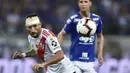 Pemain River Plate, Milton Casco, berebut bola dengan pemain Cruzeiro, Thiago Neves, pada laga Copa Libertadores di Stadion Mineirao, Belo Horizonte, Selasa (30/7). River Plate lolos ke babak perempat final. (AFP/Douglas Magno)