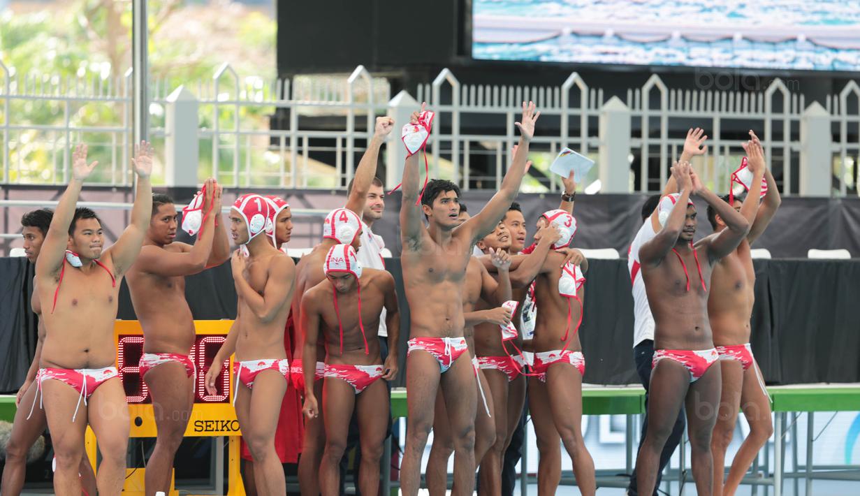 Altet polo air putra Indonesia merayakan kemenangan atas Filipina di SEA Games XXIX di National Aquatic Centre, Kuala Lumpur, Minggu (20/8). Tim Polo Air Indonesia menang dengan skor 12-5 atas Filipina. (Liputan6.com/Faizal Fanani)