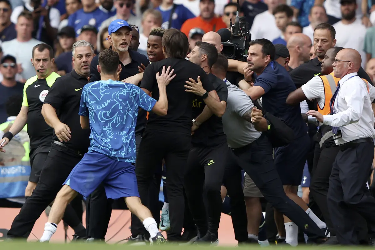 Foto: Derbi London Memang Panas, Thomas Tuchel dan Antonio Conte Terlibat Keributan di Akhir Pertandingandari Salaman
