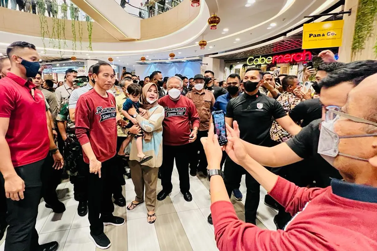 Presiden Jokowi dan sejumlah menteri menyapa warga saat berkunjung ke mal di Kota Pekanbaru, Riau
