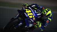 Pembalap Movistar Yamaha, Valentino Rossi saat beraksi pada kualifikasi MotoGP Qatar 2018 di Sirkuit Losail. (Twitter/Movistar Yamaha)