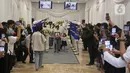Keluarga mengikuti upacara tutup peti jenazah selebgram Edelenyi Laura Anna di rumah duka Grand Heaven Pluit, Jakarta Utara, Kamis (16/12/2021). Laura Anna meninggal dunia pada 15 Desember 2021 di Eka Hospital, Cibubur, Jakarta. (Liputan6.com/Herman Zakharia)