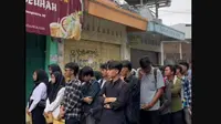 Viral Warung Seblak Buka Lowongan untuk 20 Orang, Pemiliknya Kaget Didatangi Ratusan Pelamar. foto: TikTok @bangsatria_98